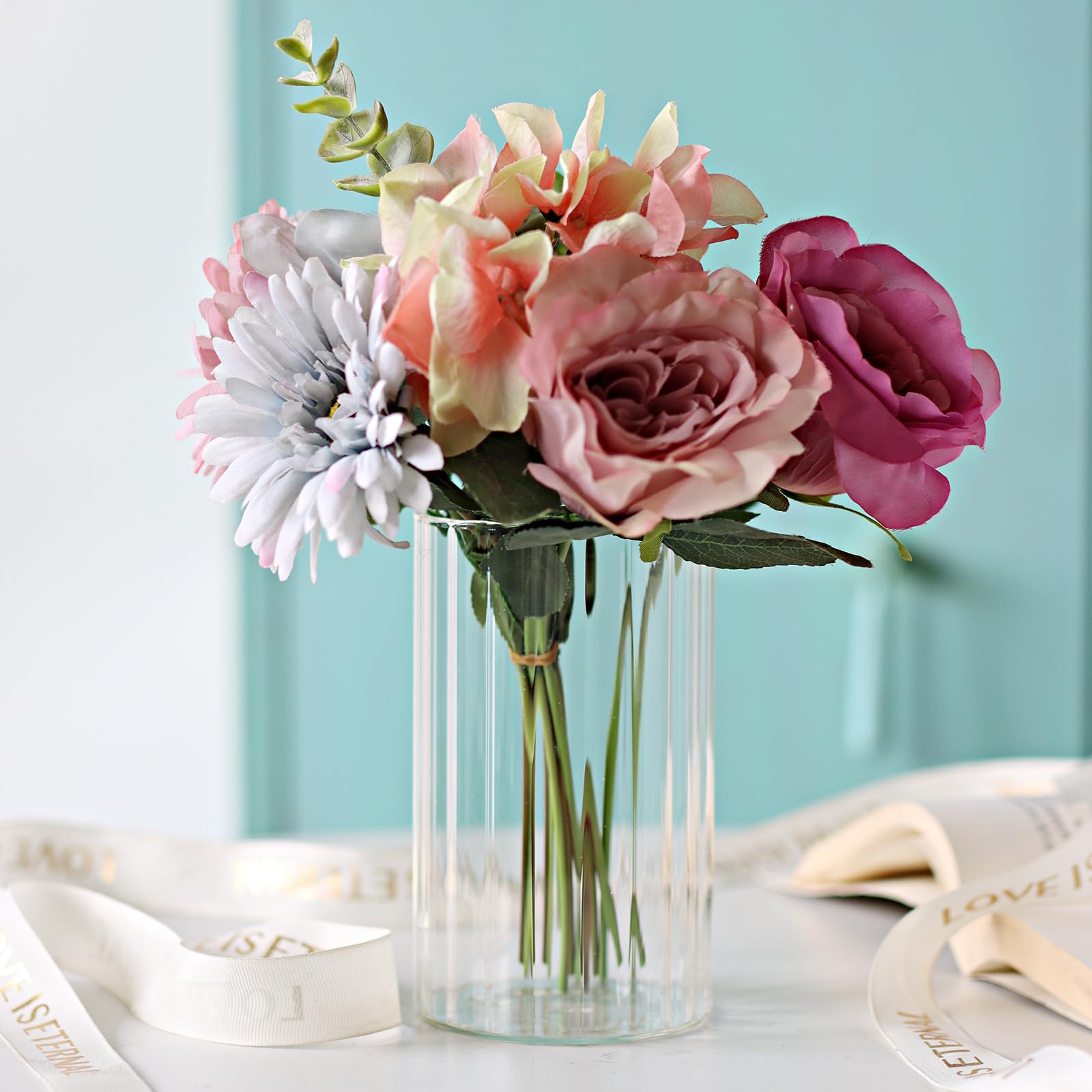 Etolies wedding decor ambiance with contemporary ribbed glass vases.