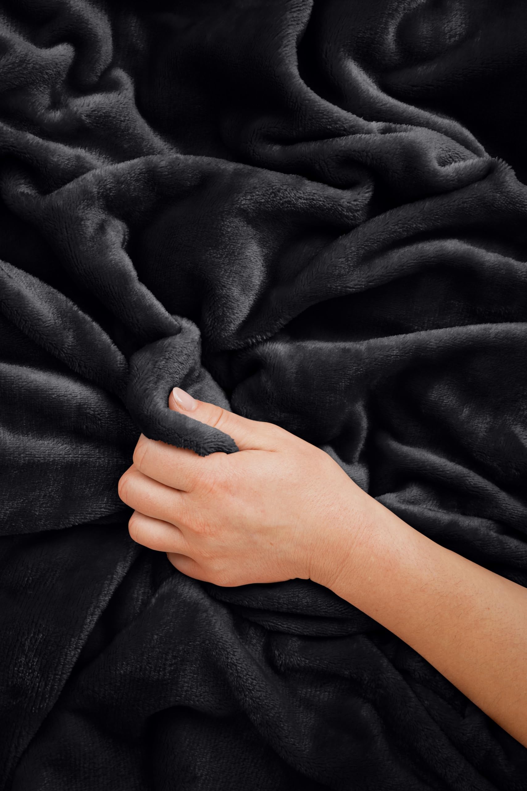 EverSnug blanket attached to suitcase via luggage sleeve for quick access.