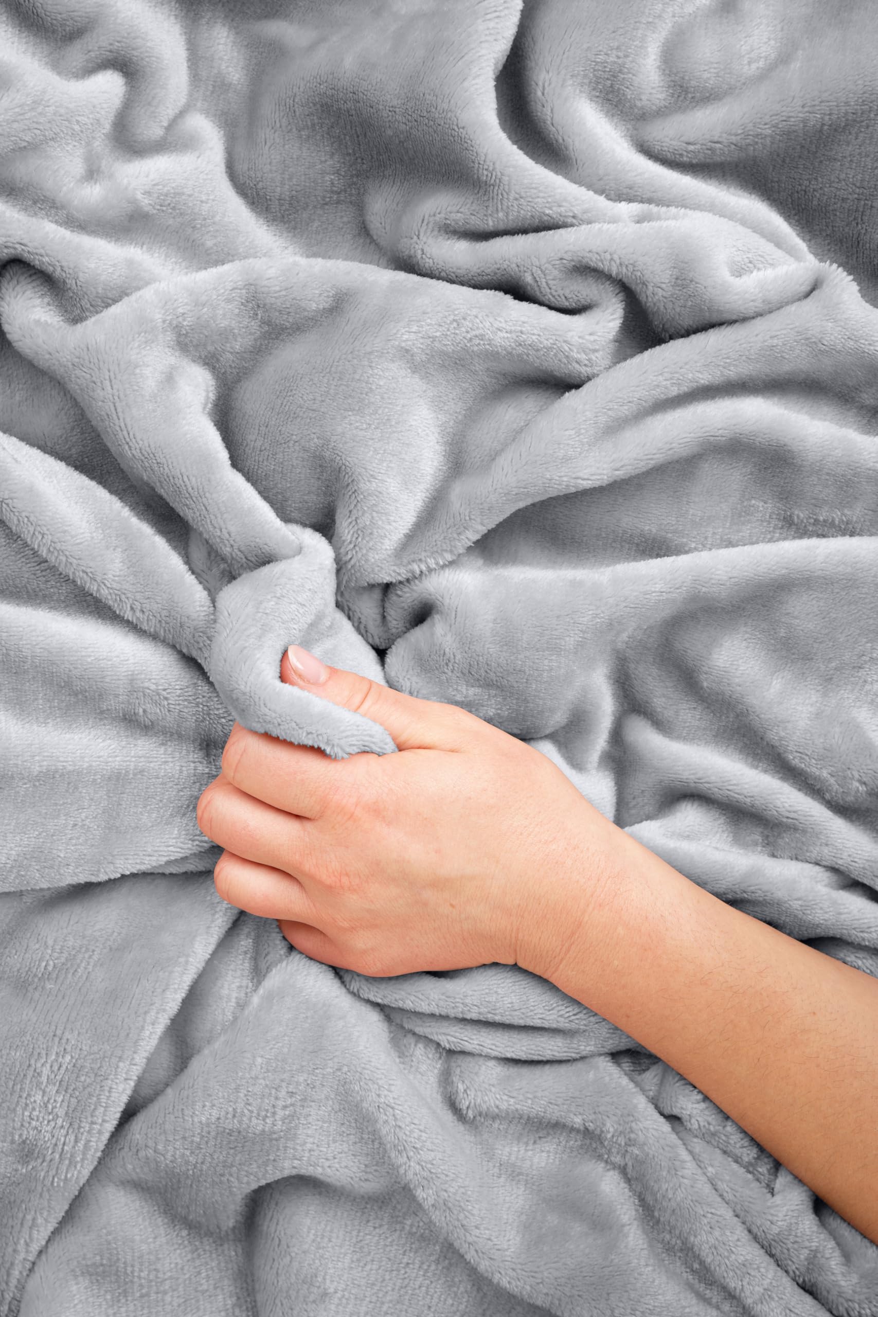 EverSnug luggage sleeve keeps the blanket accessible on trips
