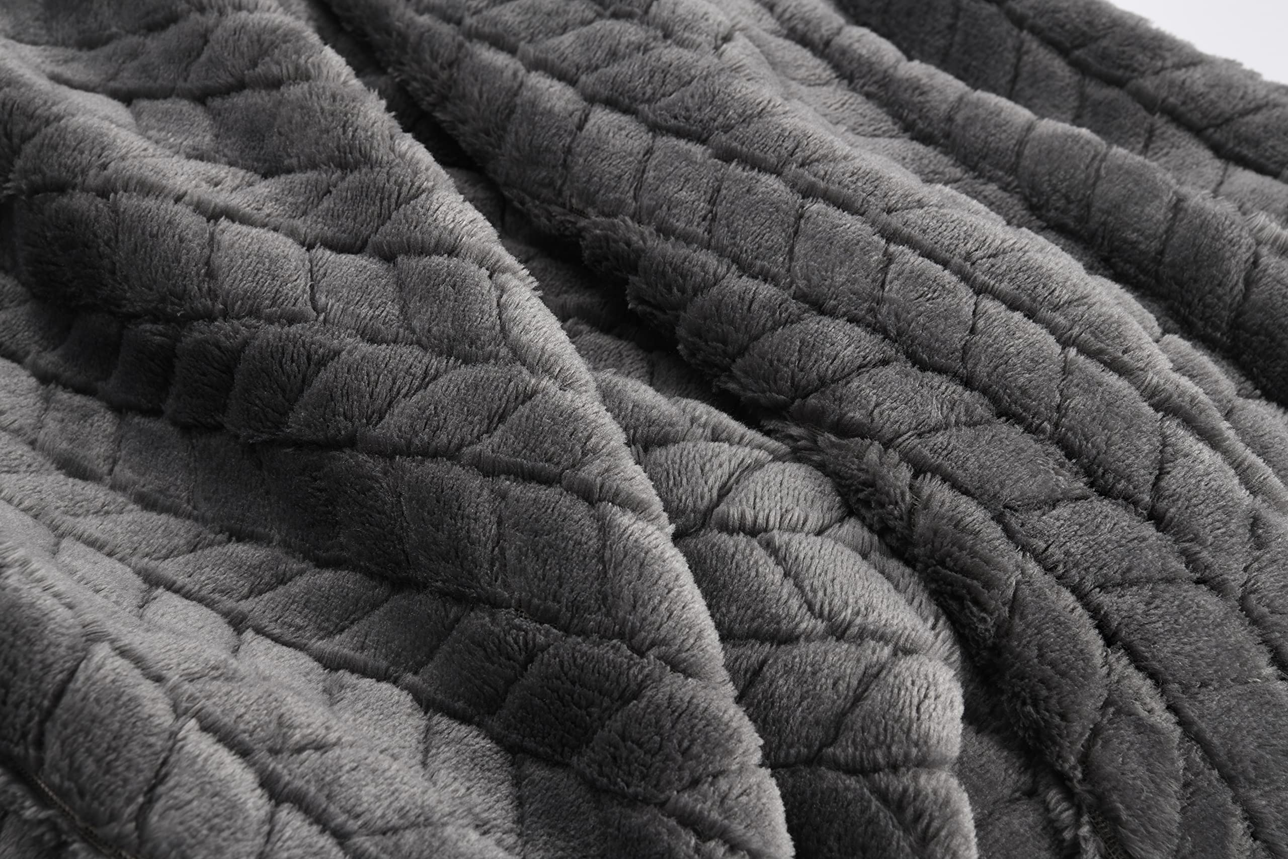 EverSnug luggage sleeve attachment keeps the blanket secure.