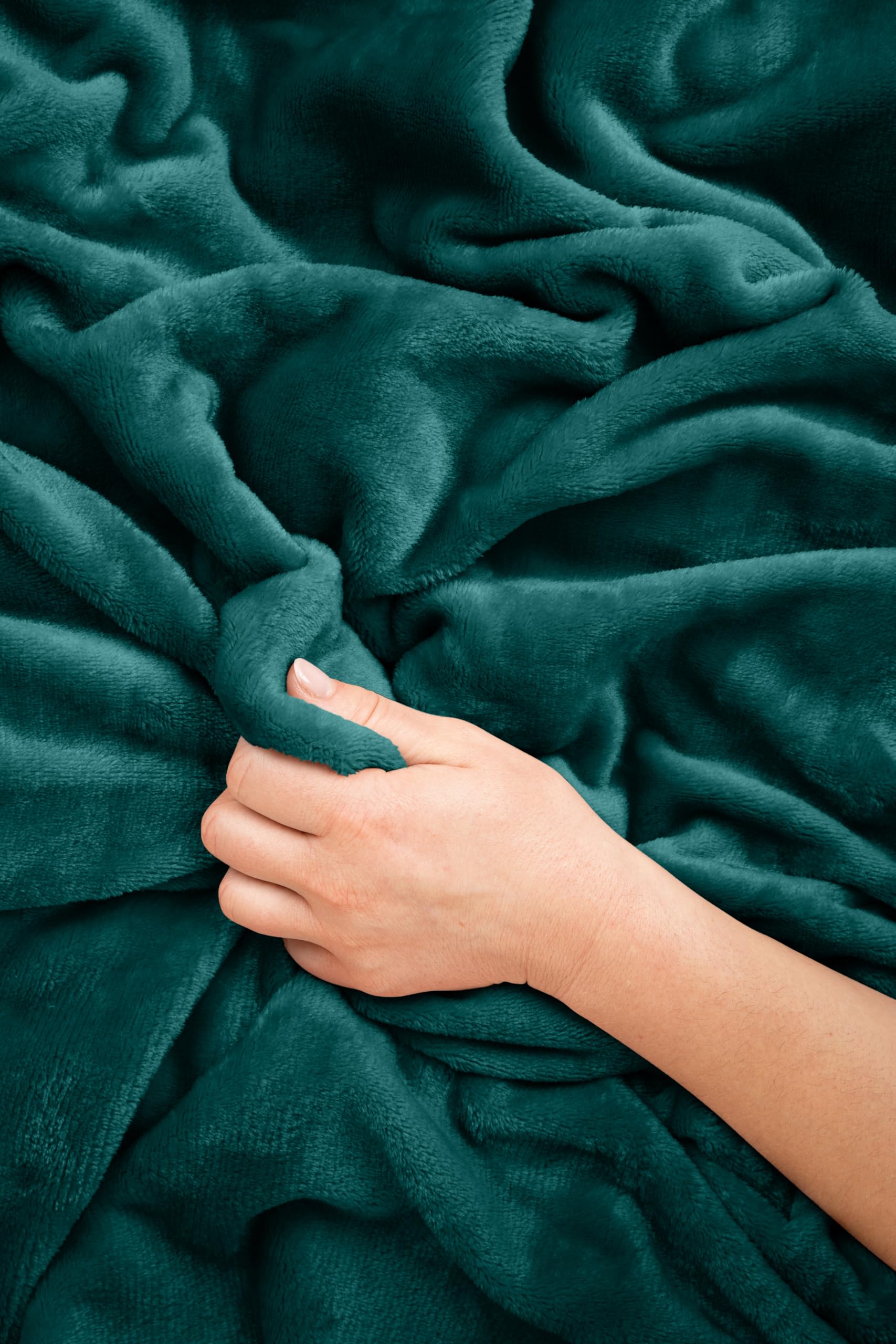 EverSnug teal blanket with backpack clip for quick access.
