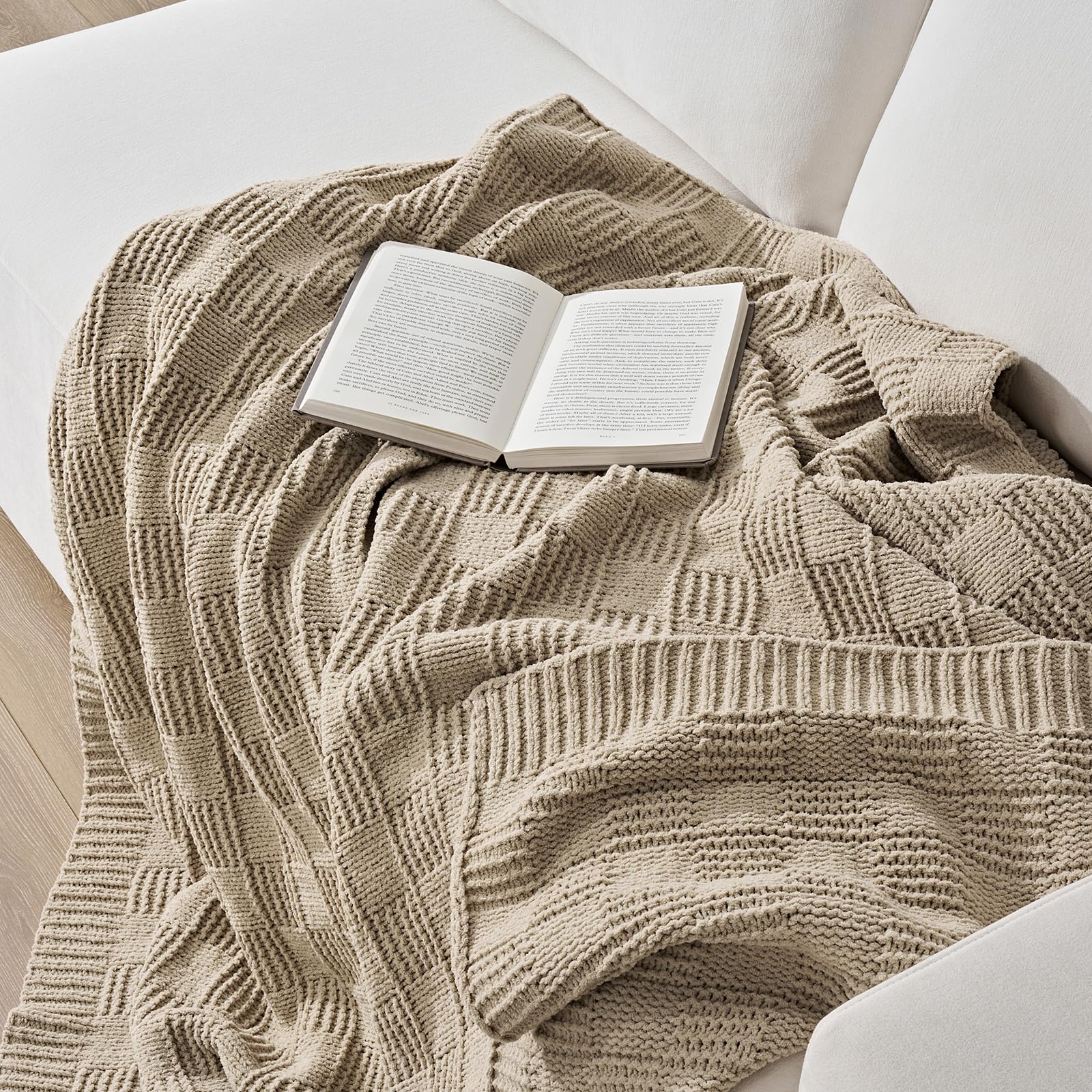 EVERGRACEHOME cloudlike-chenille blanket provides breathable softness year-round
