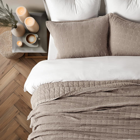 Evergracehome crinkle texture closeup highlighting soft, cloud-like fabric.