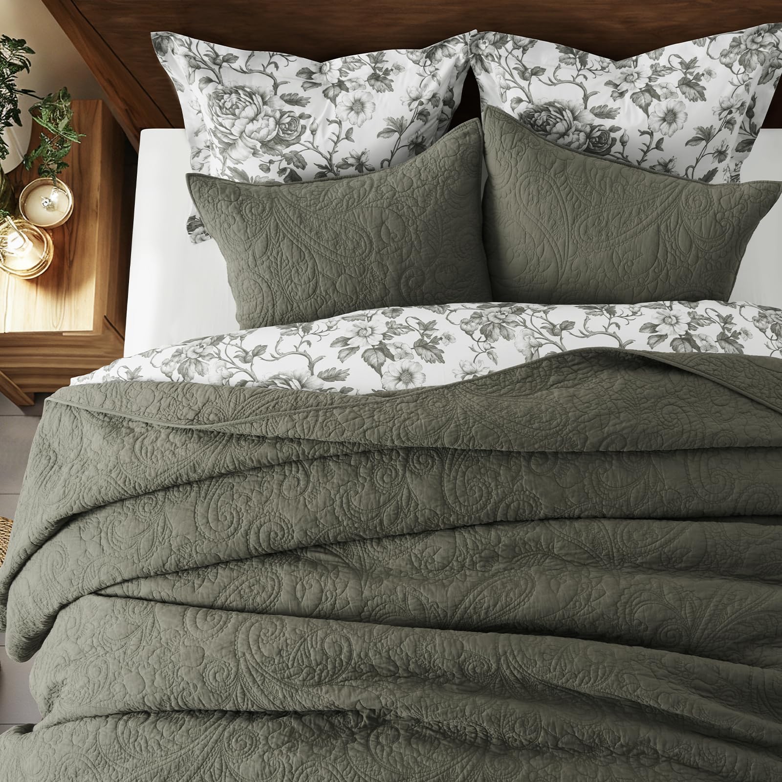 EVERGRACEHOME king quilt with two shams offers a coordinated bedroom look