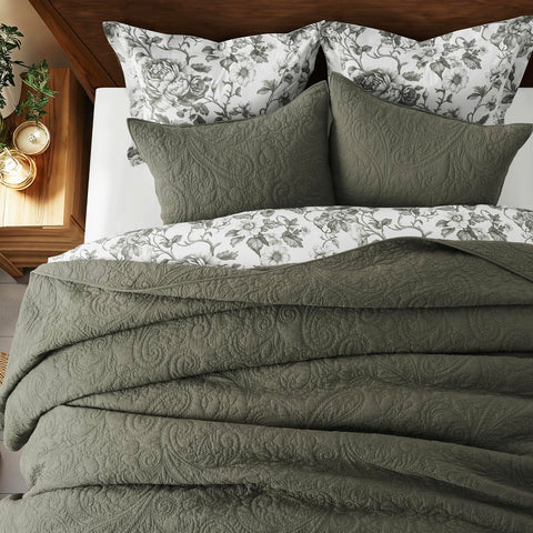 EVERGRACEHOME king quilt with two shams offers a coordinated bedroom look