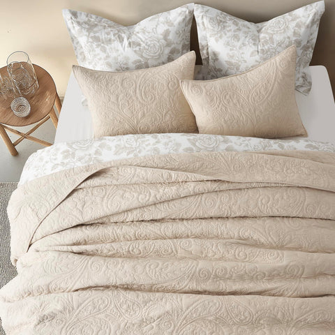 Evergracehome Paisley quilt king flatlay shows a complete bed setup