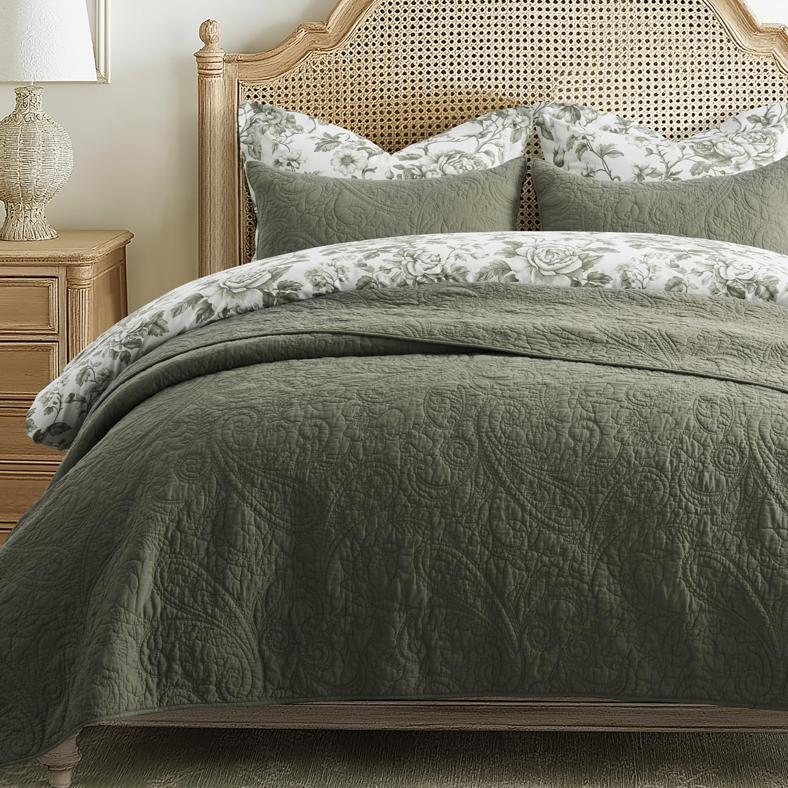 EVERGRACEHOME paisley quilt king close-up shows intricate stitching for lasting beauty