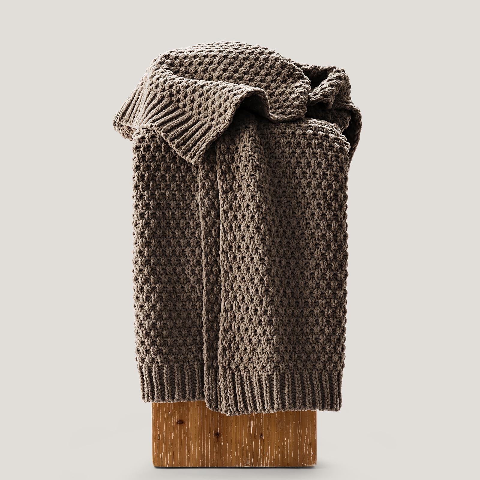 EVERGRACEHOME sofa-layering throw decor highlights texture and effortless styling.