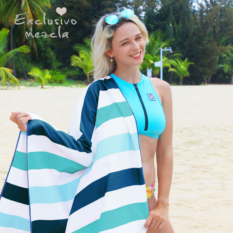 Exclusivo Mezcla towel fabric close-up reveals soft, smooth microfiber texture