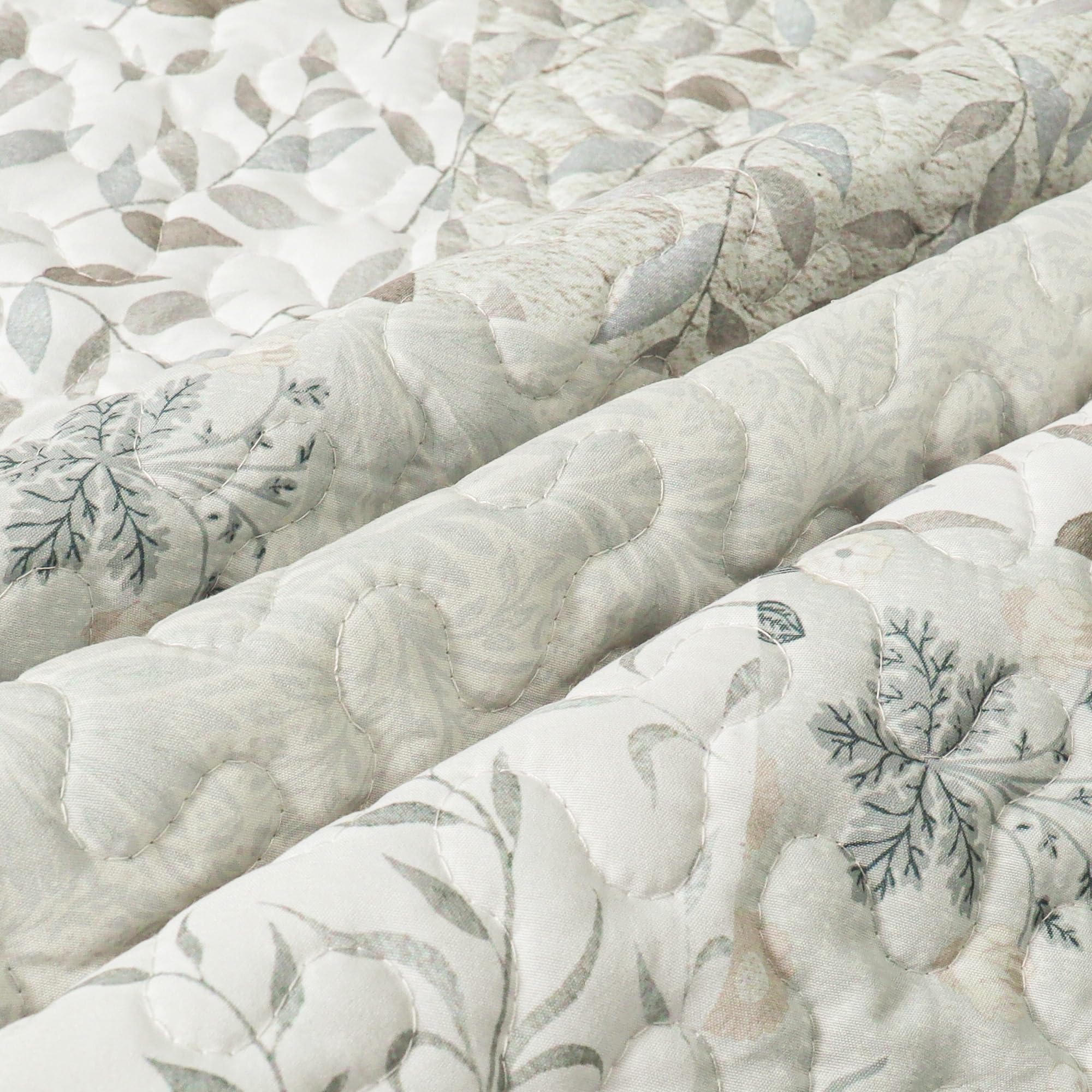 Exclusivo Mezcla bed decor setup shows cozy, lightweight warmth for lounging.