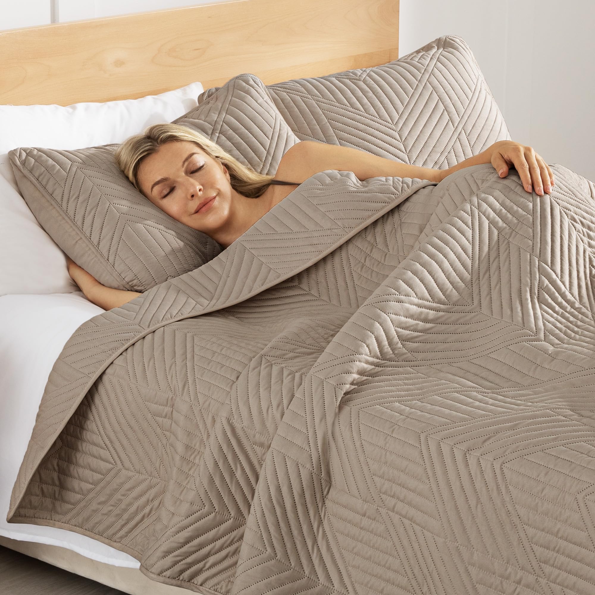 Exclusivo Mezcla modern bedroom decor setup highlighting taupe color and versatile styling.