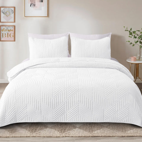 Exclusivo Mezcla geometry pattern coverlet adds modern style to white bedroom decor