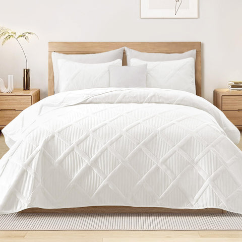 Exclusivo Mezcla king quilt set with white striped bedspread for all-season comfort.