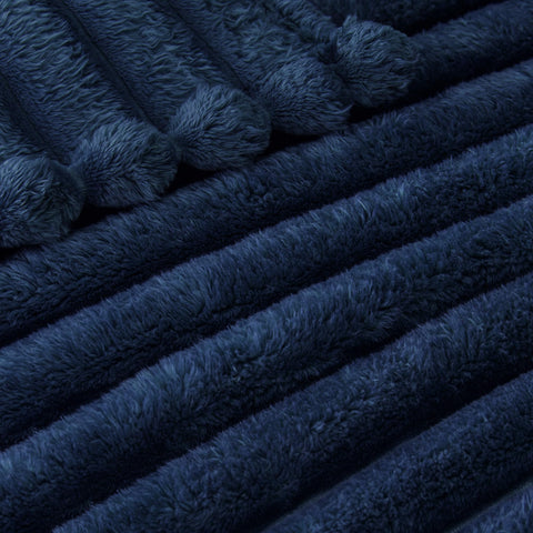 Exclusivo Mezcla navy blanket, lightweight and versatile for all-season use