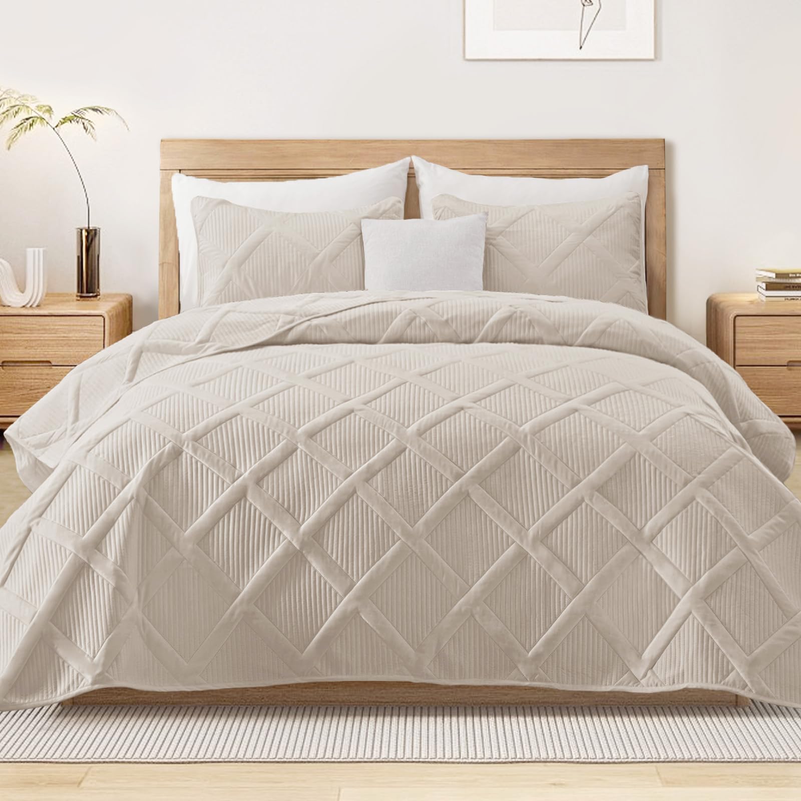 Exclusivo Mezcla oversized king quilt Brich Beige; soft microfiber for all-season comfort
