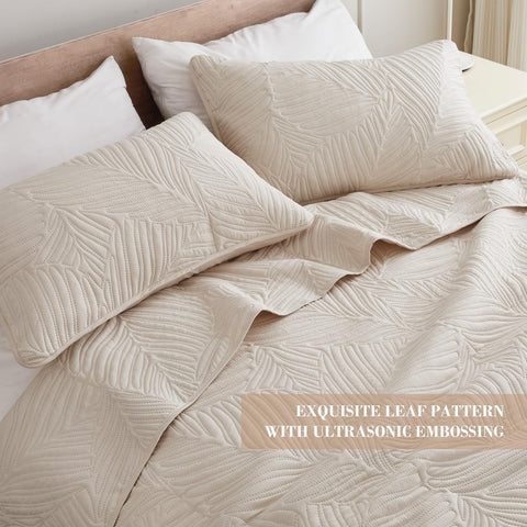 Exclusivo Mezcla quilt displayed on bed for easy layering and style.