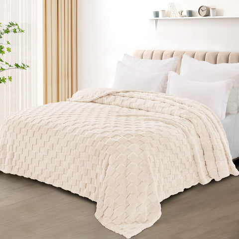 Exclusivo Mezcla blanket features a 3D jacquard pattern for subtle sheen.