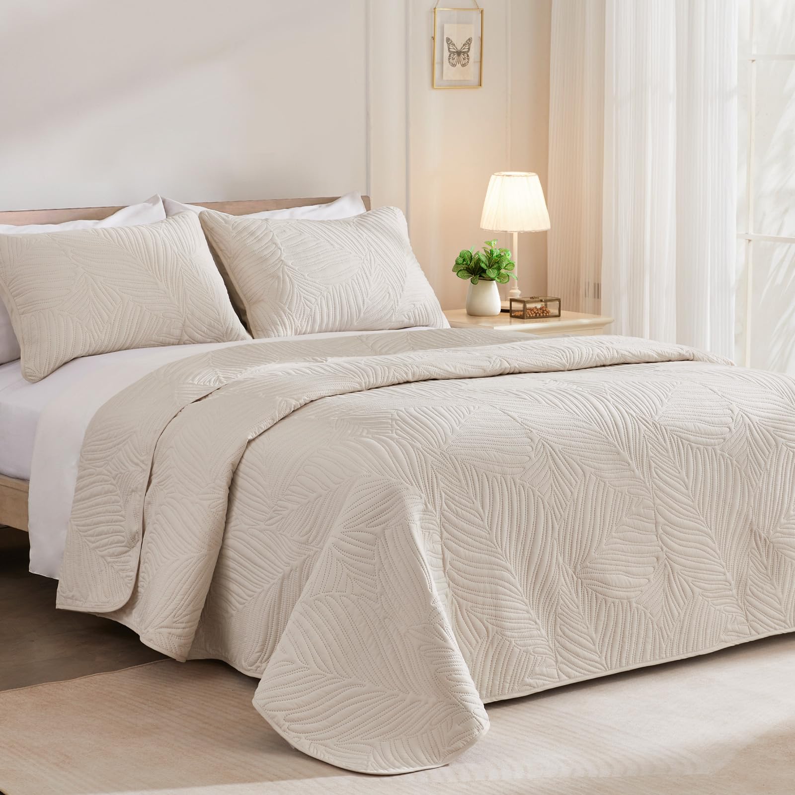 Exclusivo Mezcla microfiber quilt set shows breathable fabric for year-round comfort