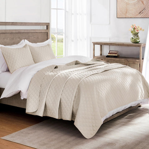 Exclusivo Mezcla quilt shams paired with the quilt for a coordinated look