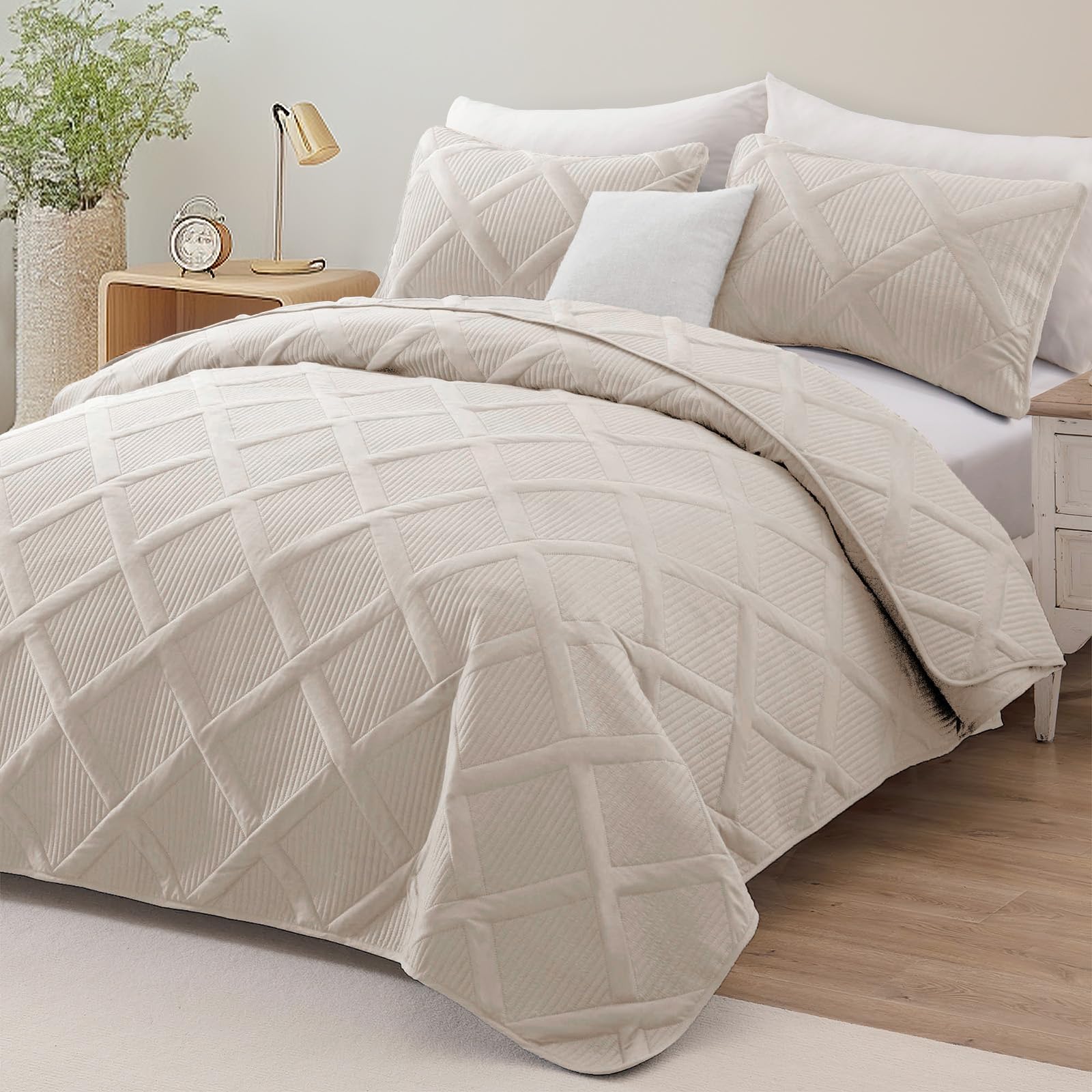 Exclusivo Mezcla quilt with two pillow shams adds coordinated bedroom styling