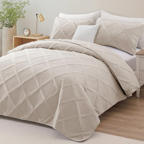 Exclusivo Mezcla quilt with two pillow shams adds coordinated bedroom styling