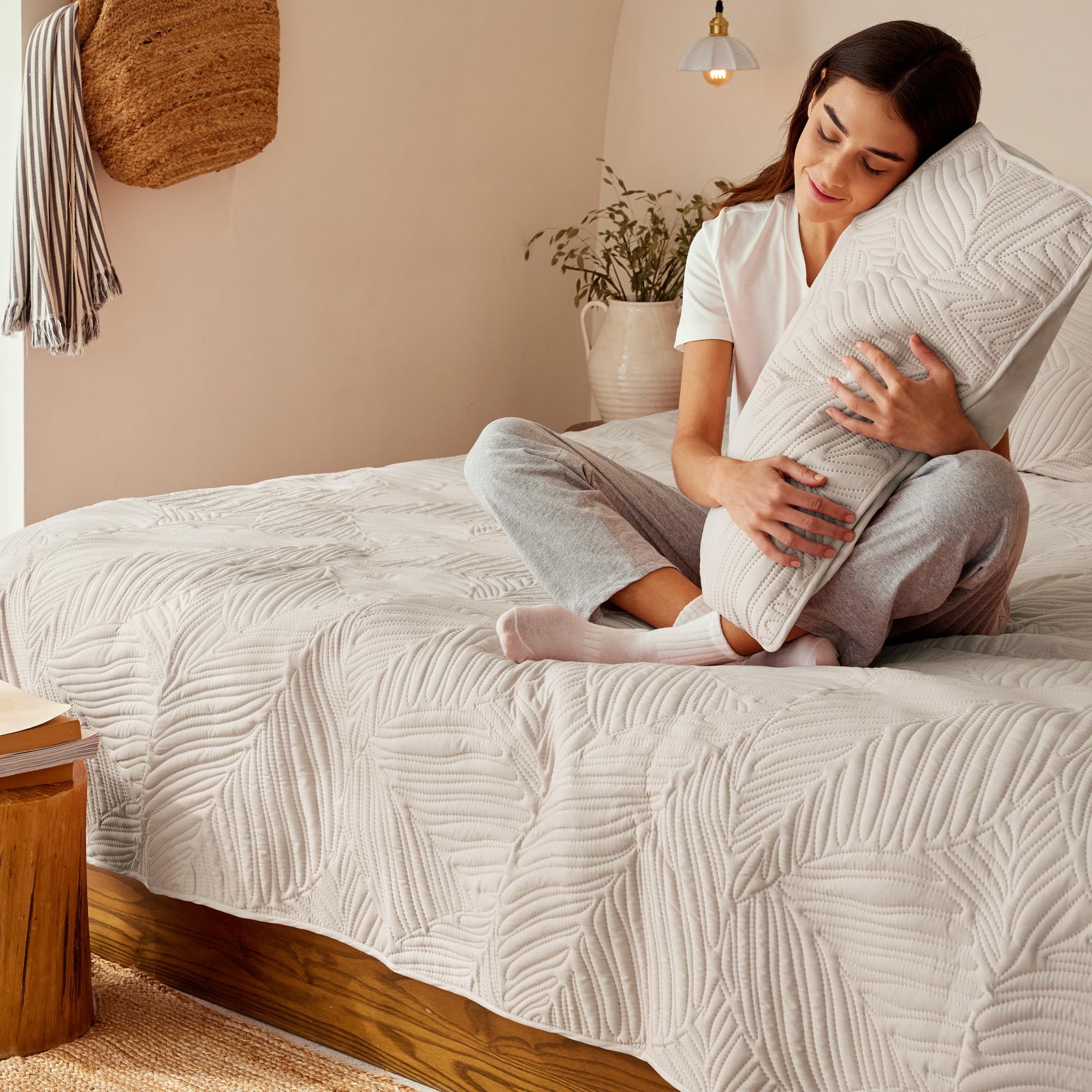 Exclusivo Mezcla ultrasonic leaf-embossed quilt with textured stitching