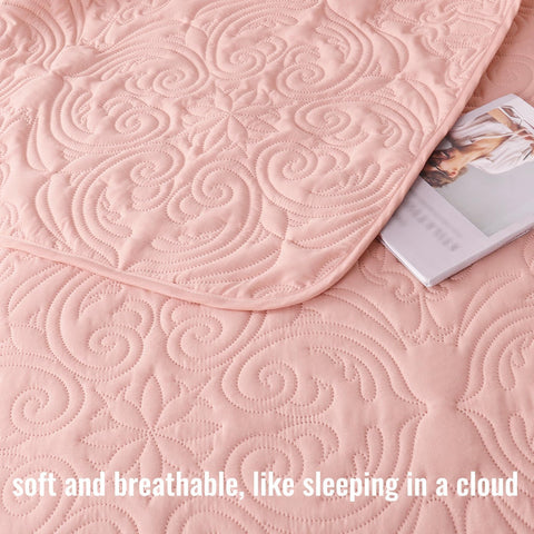 Exclusivo Mezcla quilt ideal for all-season layering.