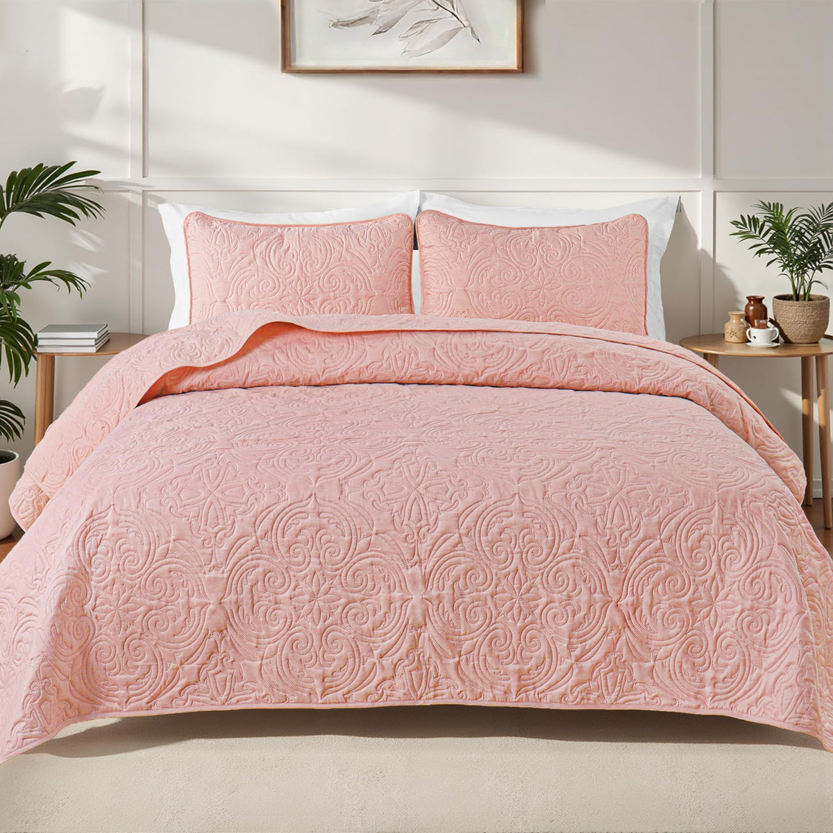 Exclusivo Mezcla quilt set with damask pattern adds timeless style.