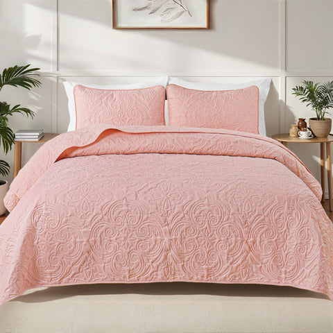 Exclusivo Mezcla quilt set with damask pattern adds timeless style.