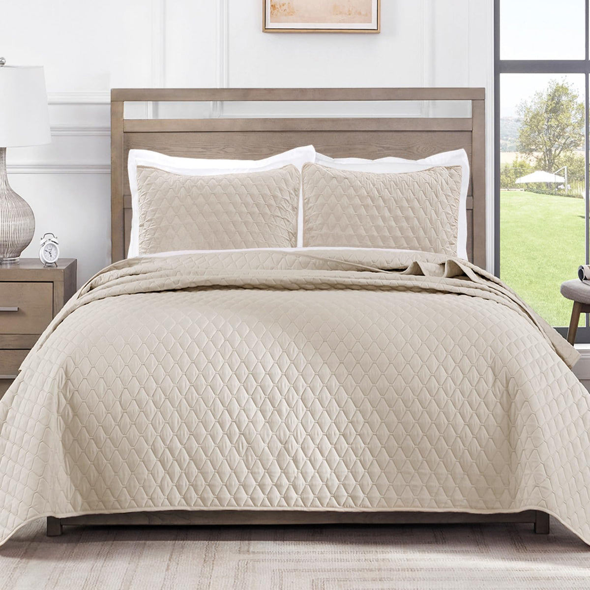 Exclusivo Mezcla reversible king quilt top view in Brich Beige enhances bedroom decor