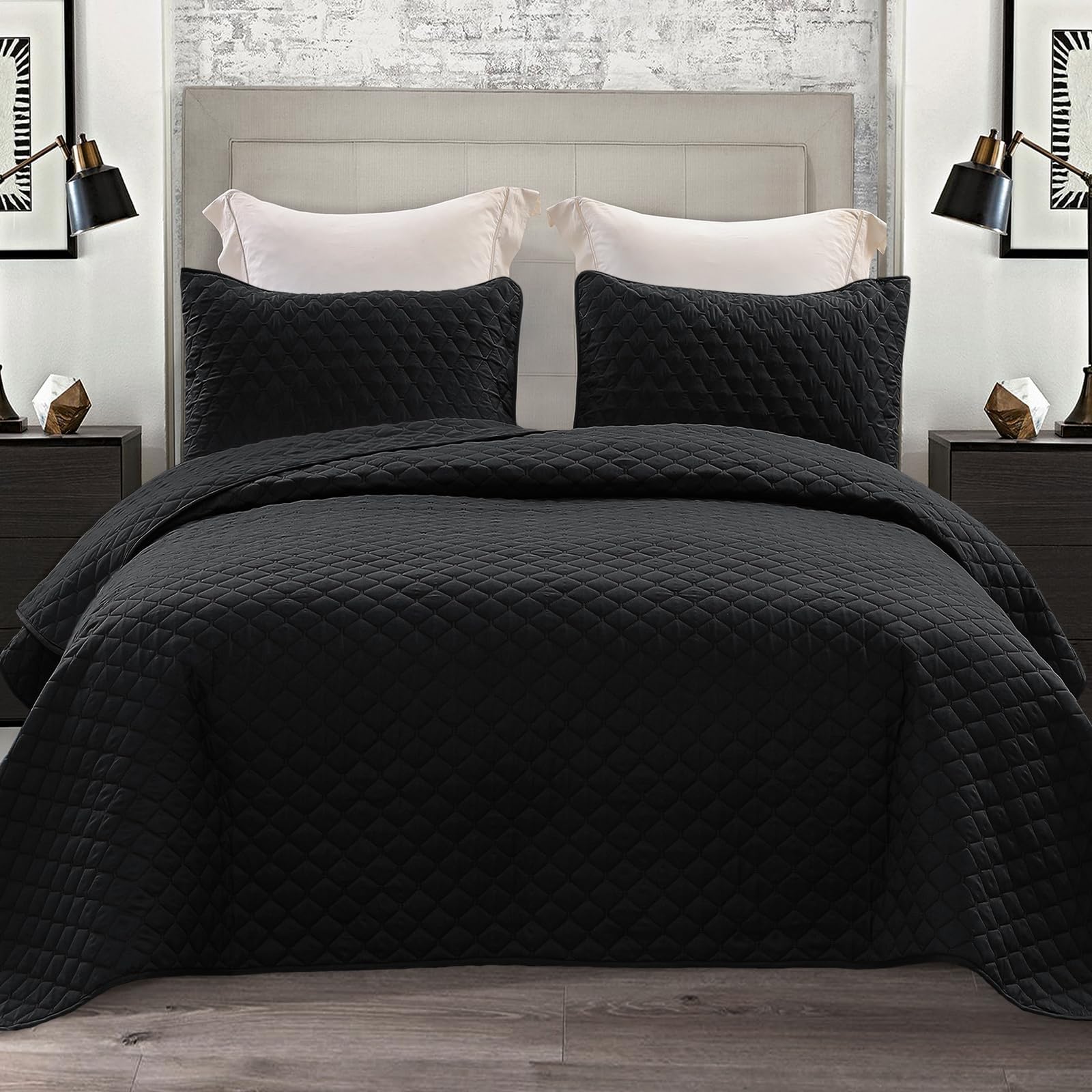 Exclusivo Mezcla reversible king-size quilt set with shams for all-season comfort.