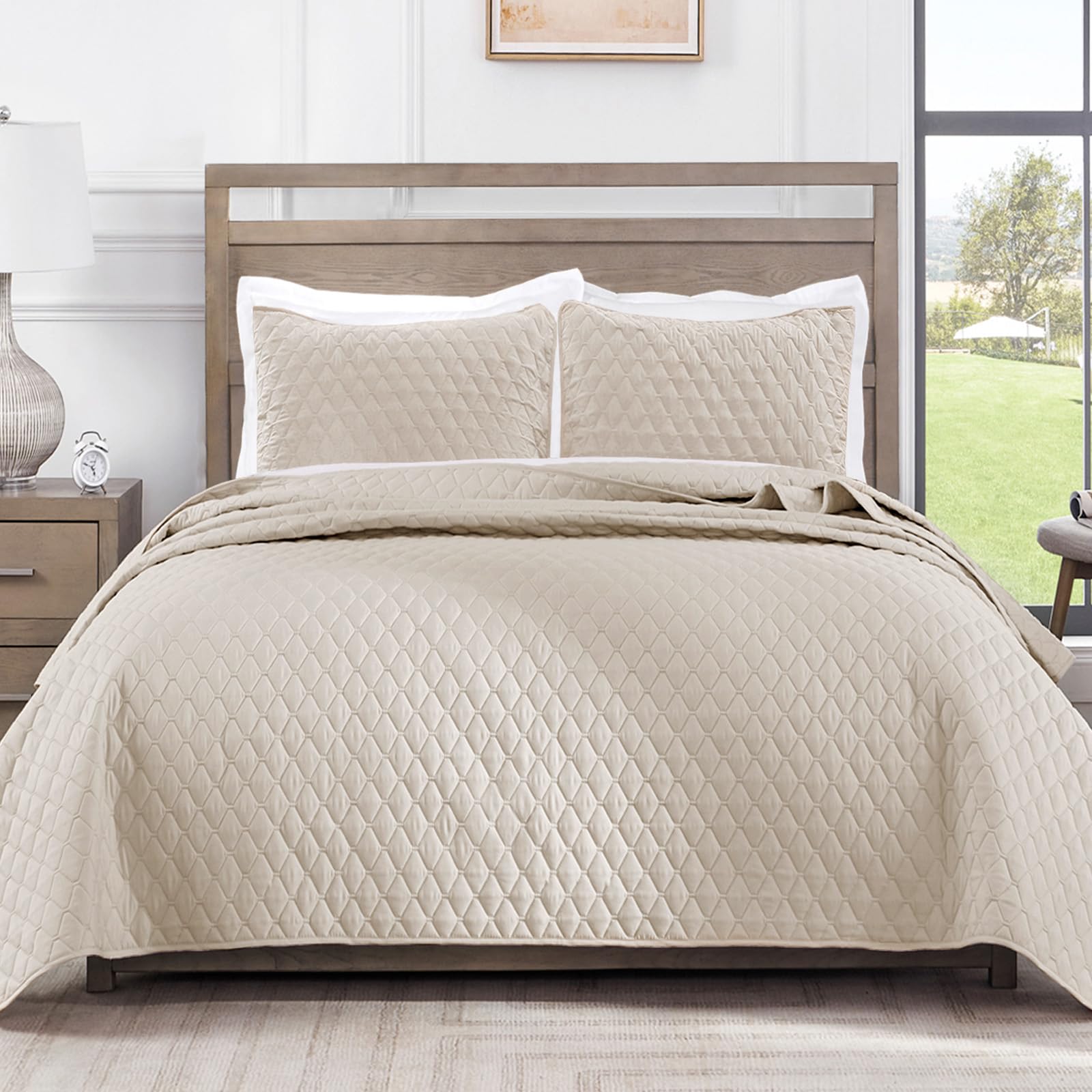 Exclusivo Mezcla reversible quilt on bed in Brich Beige, all-season comfort highlighted