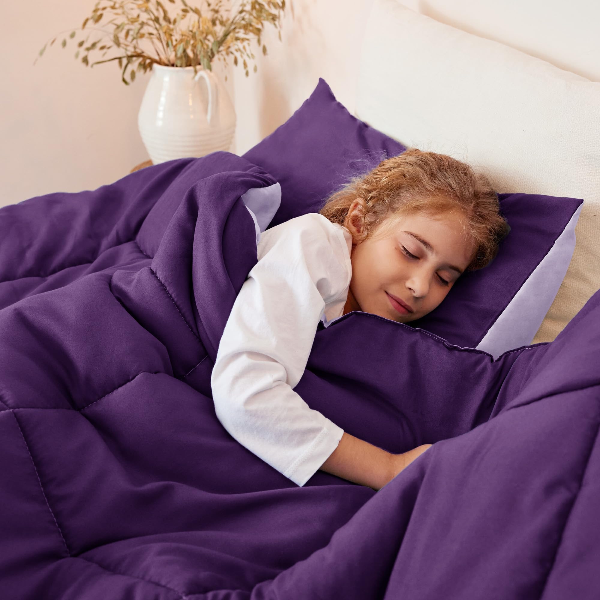 Exclusivo Mezcla square-stitched comforter maintains neat fullness throughout nights.