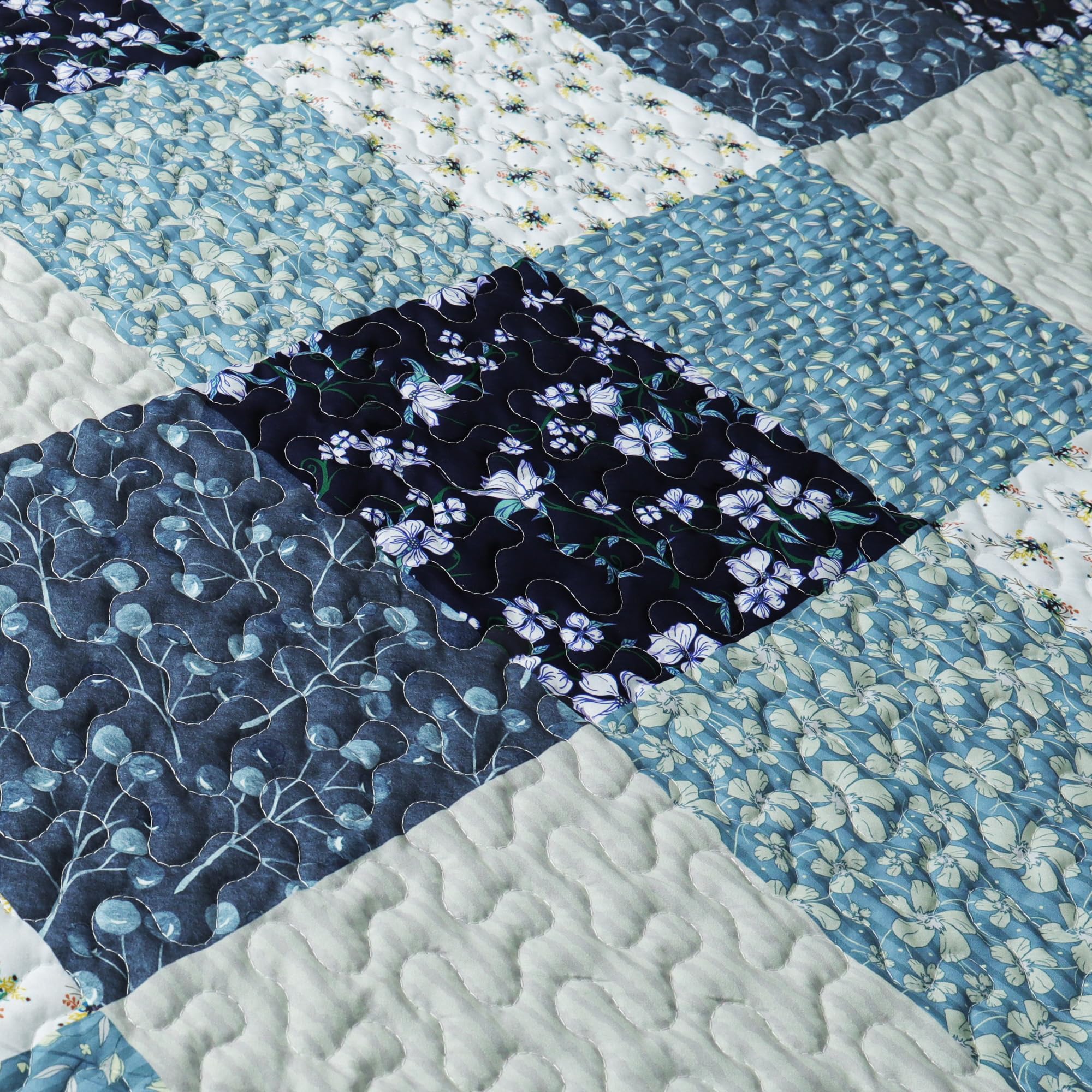 Exclusivo Mezcla travel friendly quilt throw ideal for picnics or hotel stays