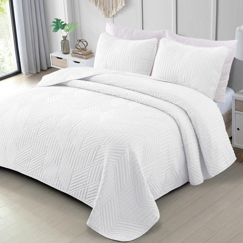 Exclusivo Mezcla Ultrasonic full-queen quilt set shows geometric pattern for all-season comfort