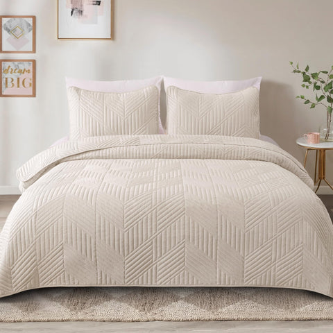 Exclusivo Mezcla Ultrasonic King Quilt in a stylish bedroom setup for all-season comfort.