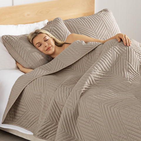 Exclusivo Mezcla Ultrasonic King Quilt brushed microfiber fabric close-up softness