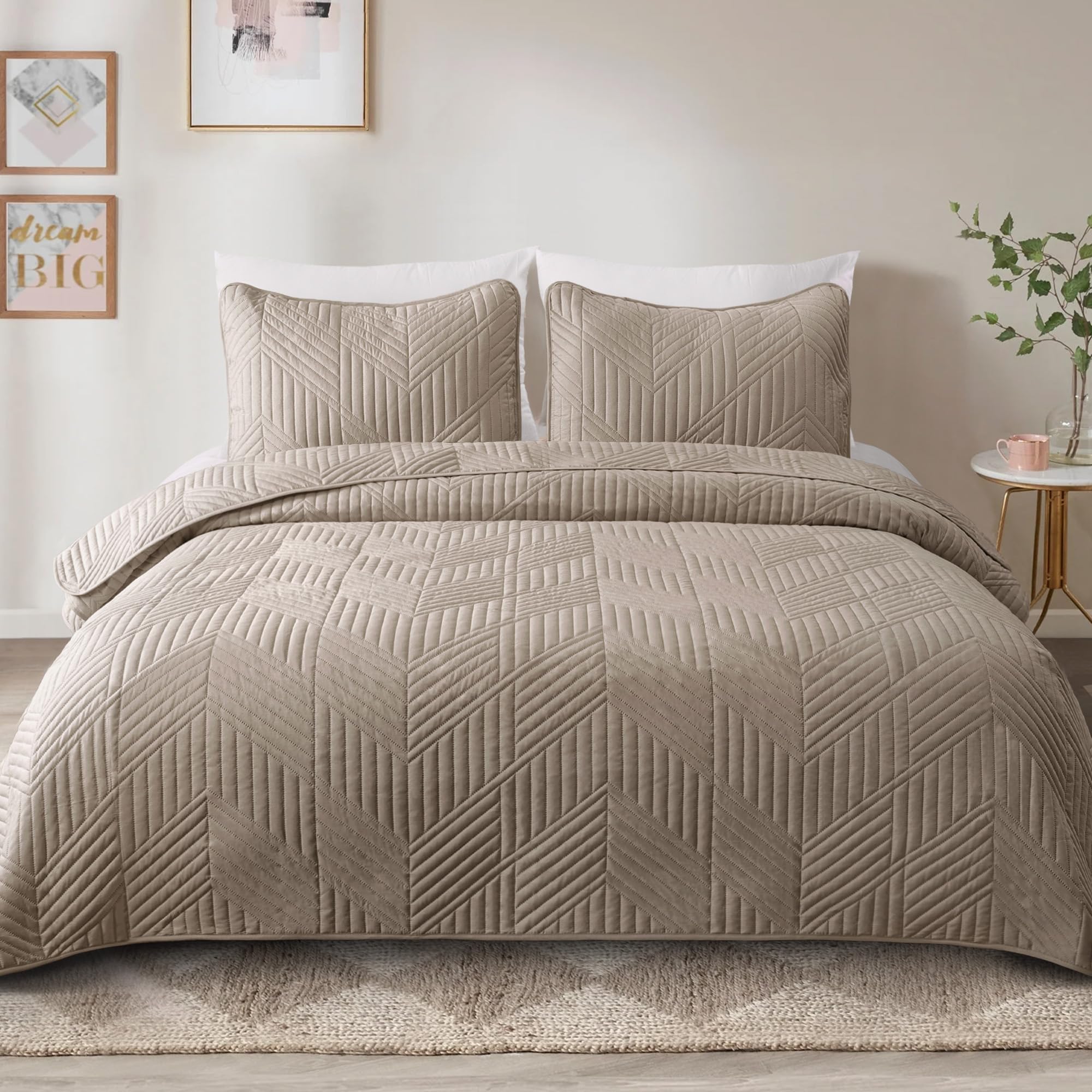 Exclusivo Mezcla embossed geometry quilt pattern rendered with ultrasonic embossing on lightweight fabric.