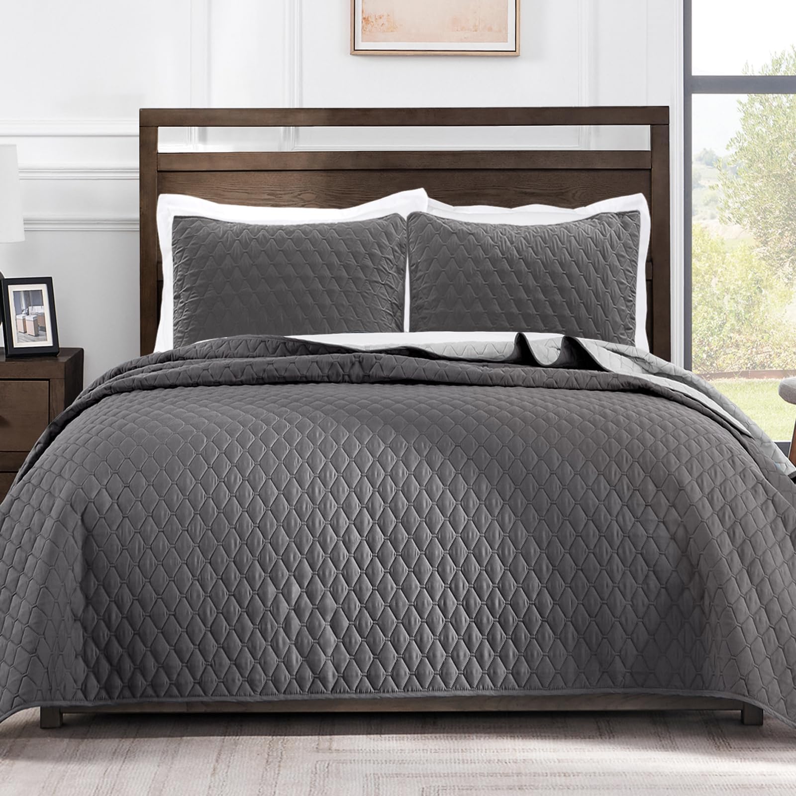 Exclusivo Mezcla ultrasonic reversible quilt grey on bed, lightweight warmth for all seasons