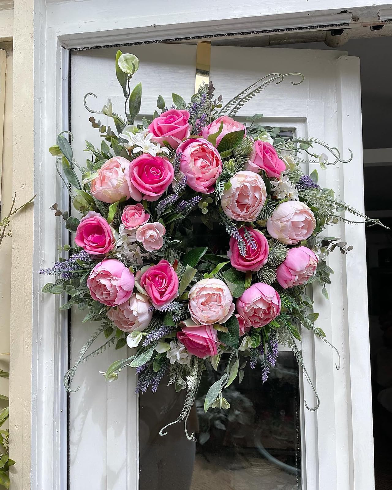 FACINOC lifelike pink roses ideal for year-round home decor.