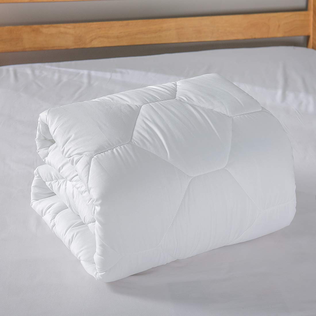 Favorland King Mattress Pad protects the mattress from stains and wear.