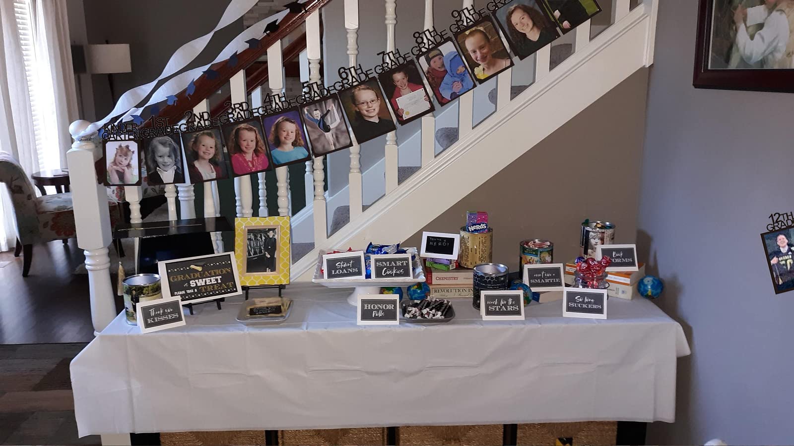Feiyisuosi 2026 banner photo cards provide versatile graduation decor options
