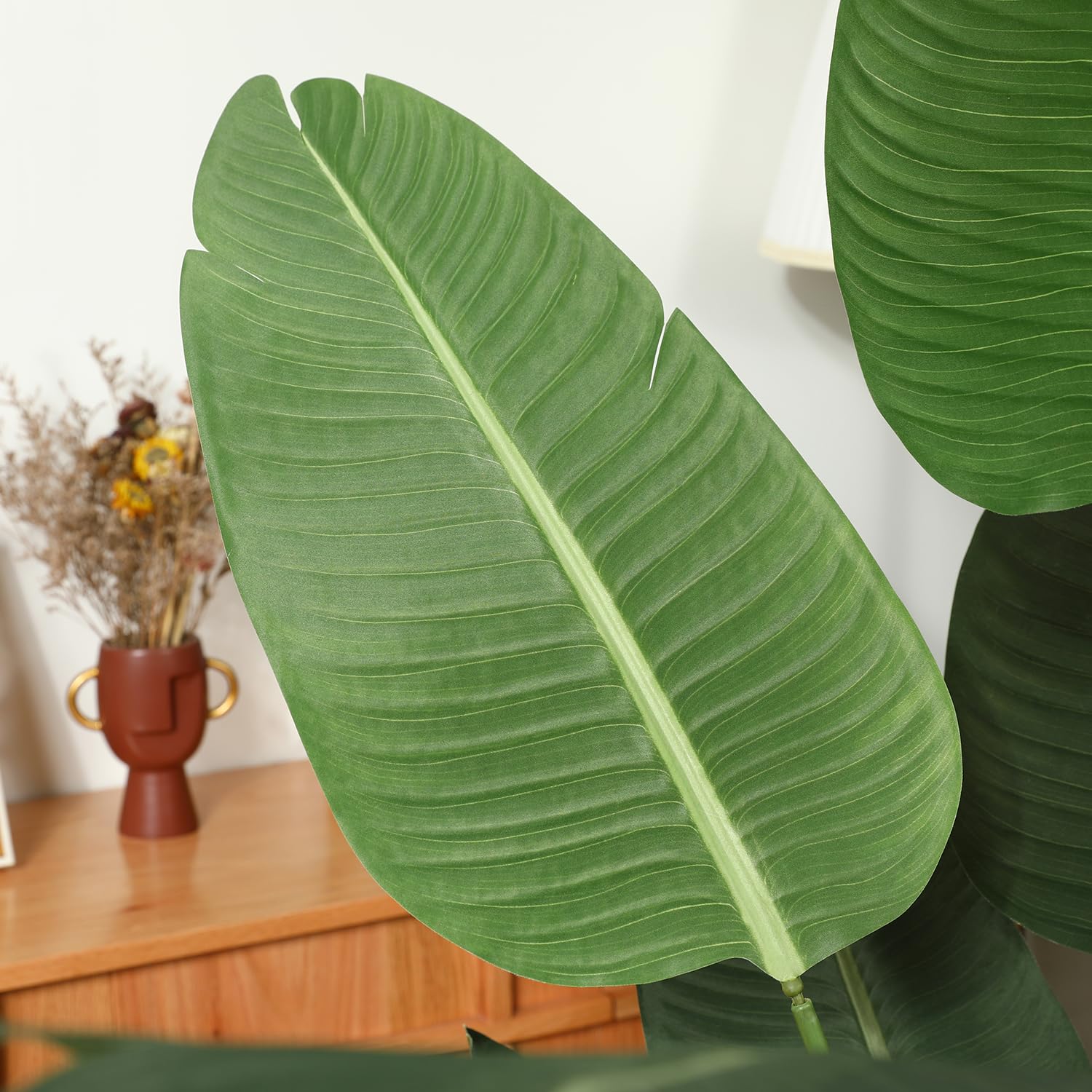 Ferrgoal ideal centerpiece for reception desks with tropical flair.