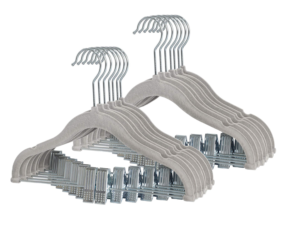 Finnhomy velvet hanger with movable clips keeps baby outfits organized.