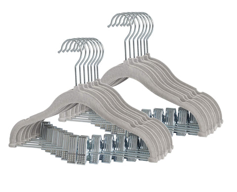 Finnhomy velvet hanger with movable clips keeps baby outfits organized.