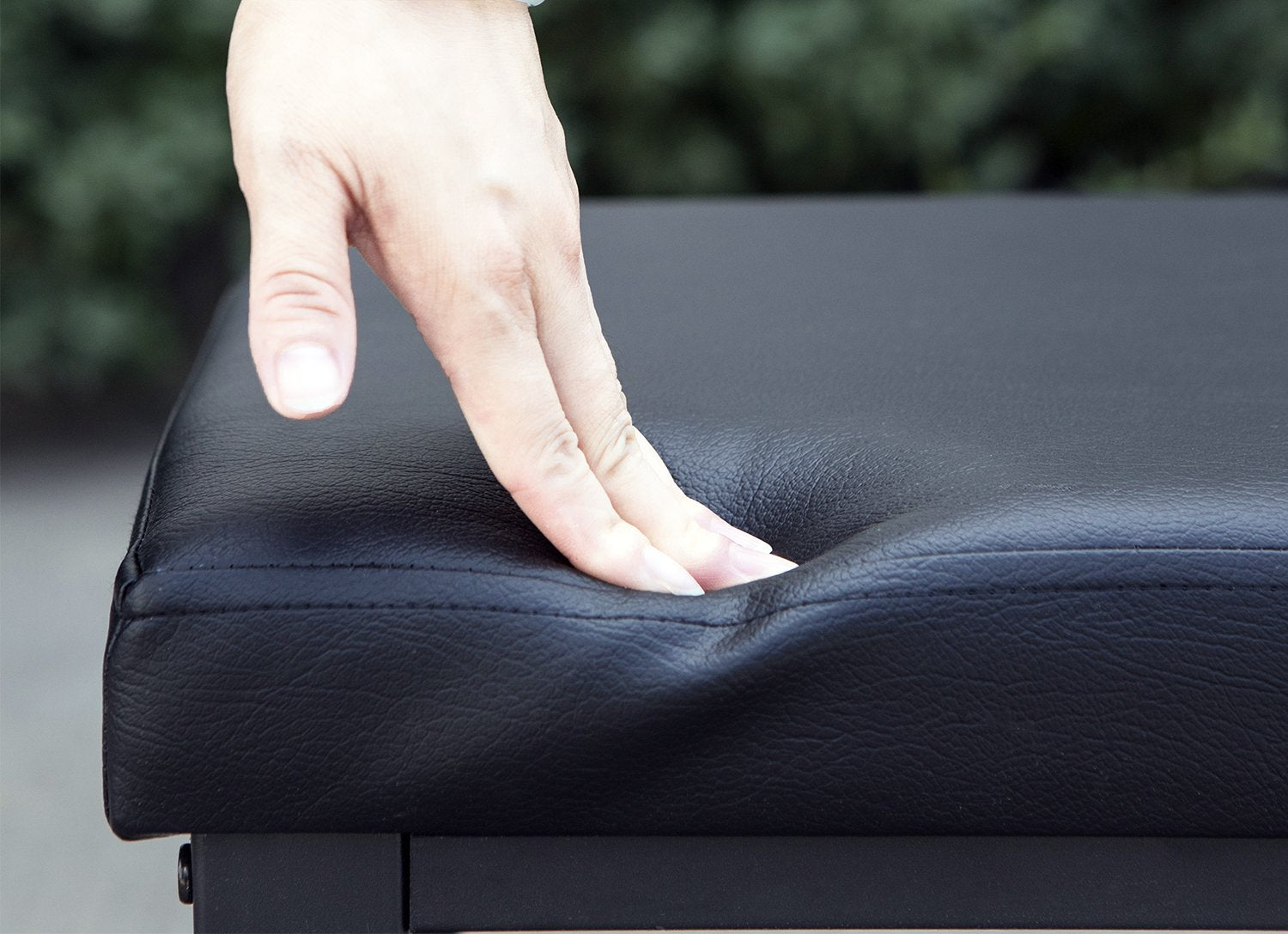 Finnhomy bench includes floor-protecting pads to prevent floor damage.