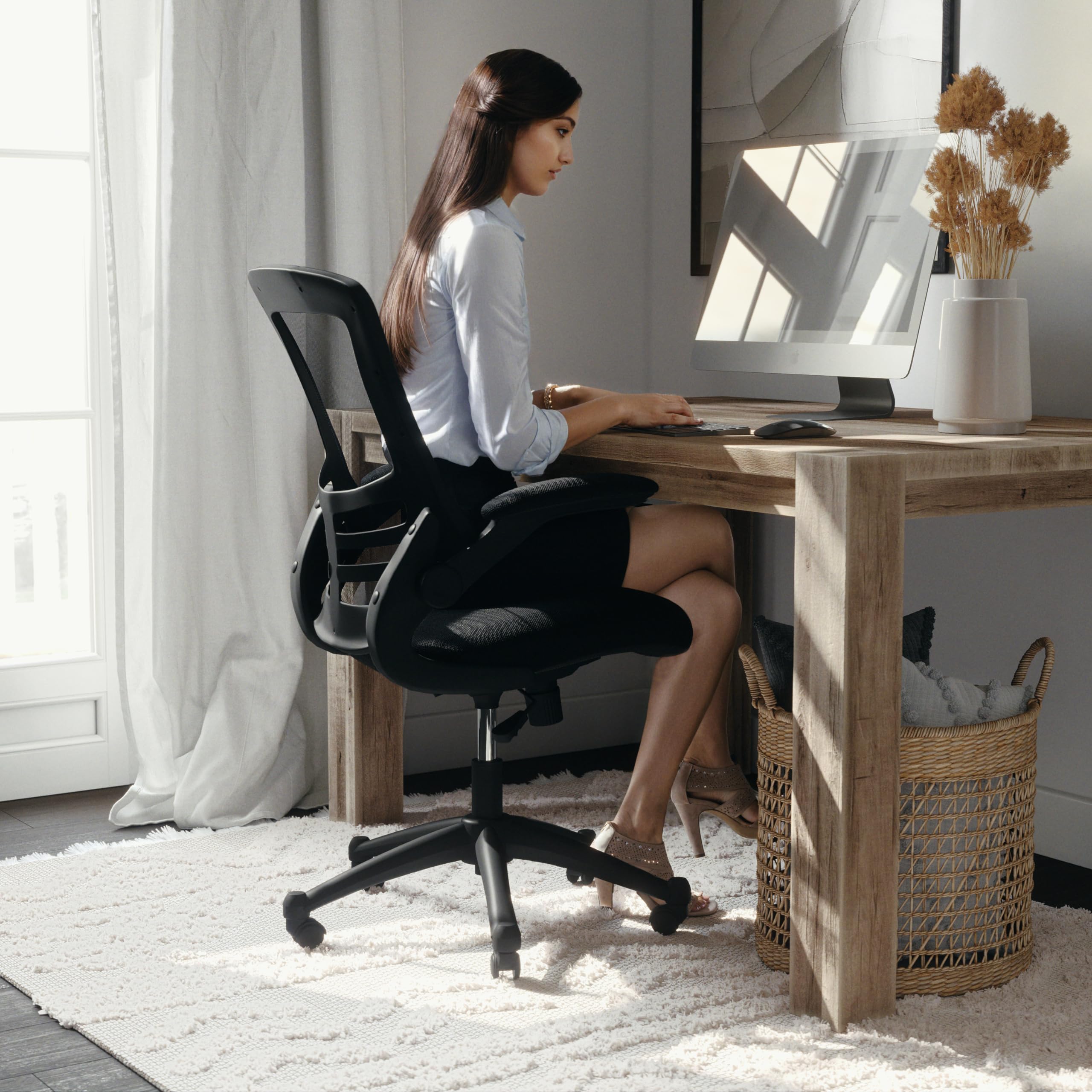 Flash Furniture Kelista 360-degree swivel base for smooth, full-range movement.