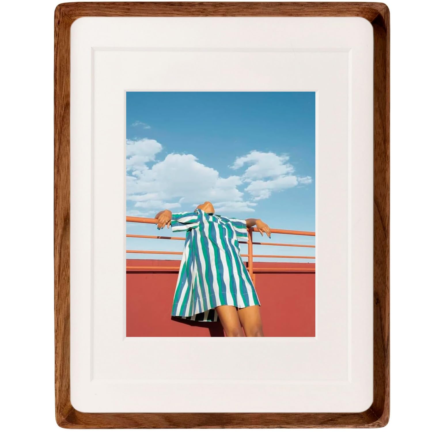 FLECHAZO 8x10 walnut frame front view highlighting natural wood grain
