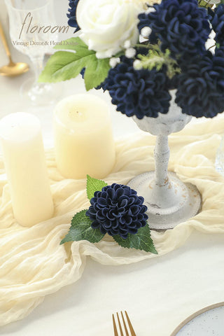 Flexible 8-inch wire stems from Floroom enable easy arrangement.