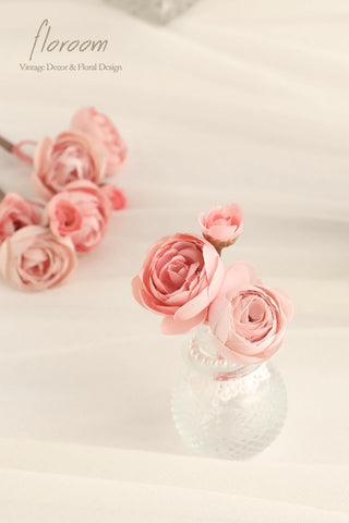 Floroom Ranunculus stems with green tips for easy cutting and flexible arrangements.